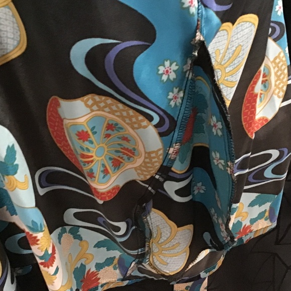 Frederick’s of Hollywood Short Kimono with pockets on sides - Picture 13 of 13